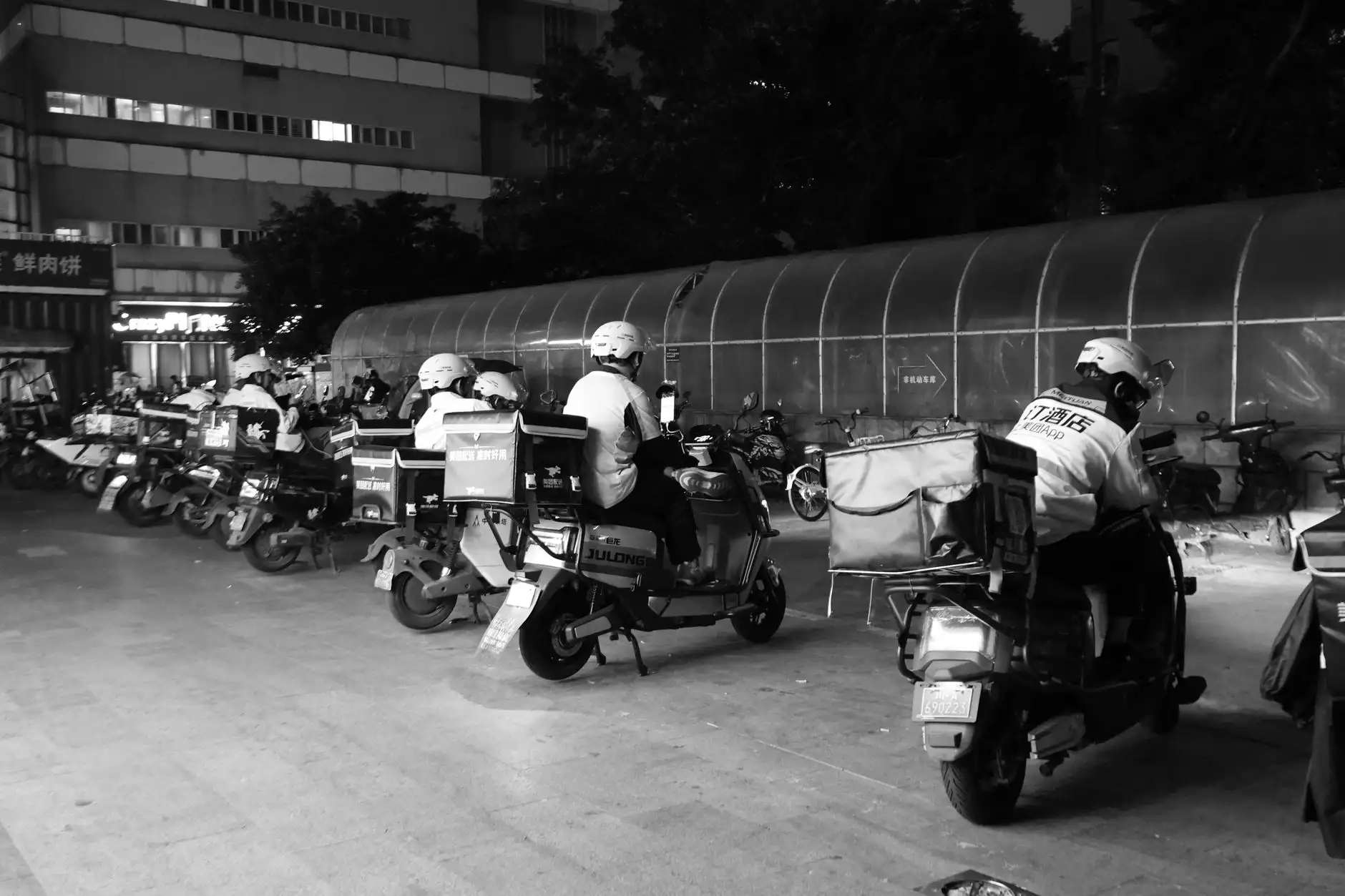 产品促销海报与折页设计对比：如何根据营销场景选择合适形式