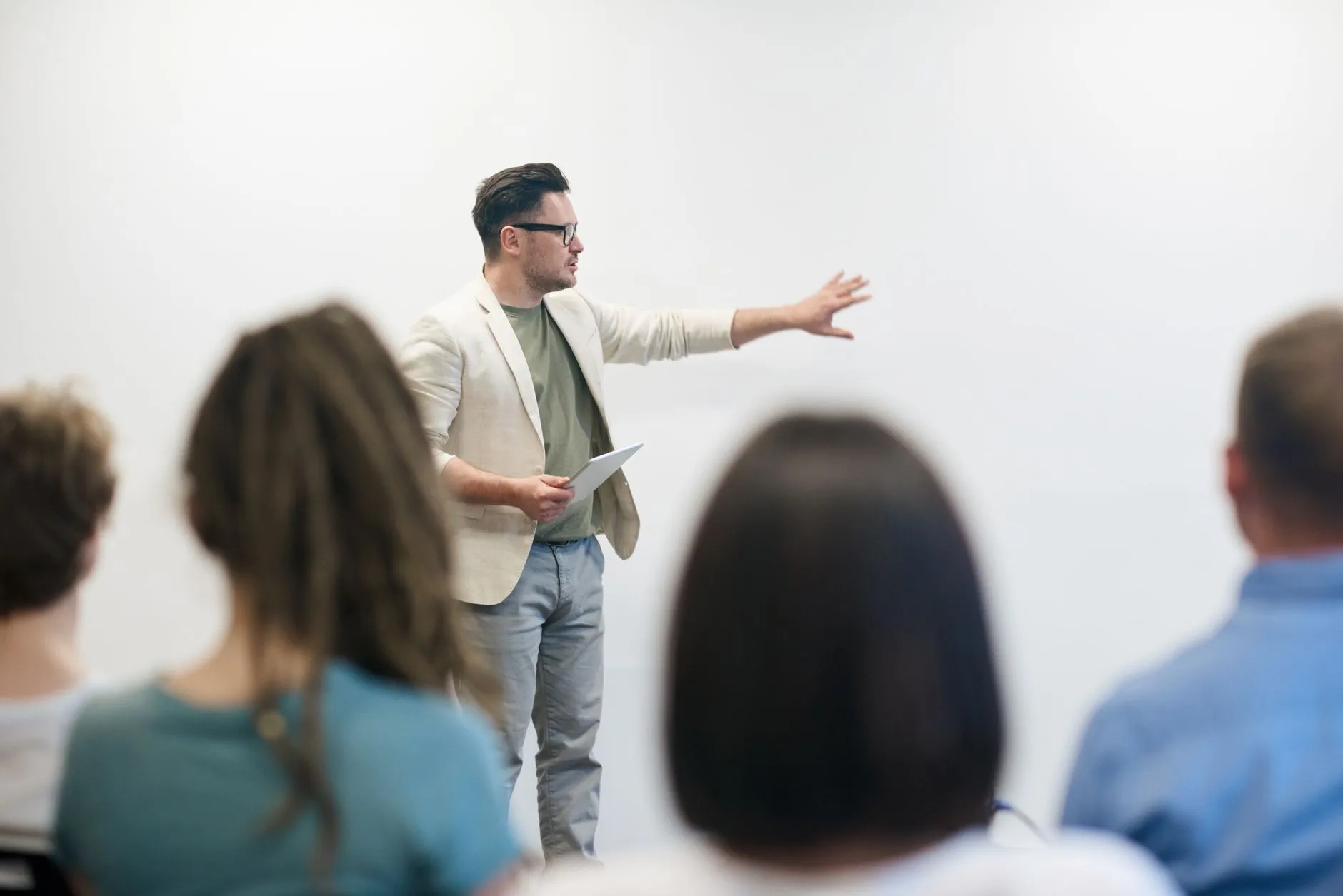 海南企业形象画册设计指南：从品牌定位到视觉呈现全解析