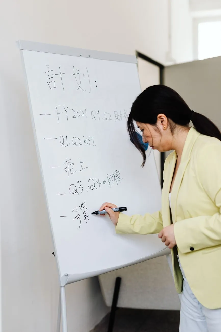企业形象画册设计如何体现品牌调性？海口顷田网络的视觉方案解析